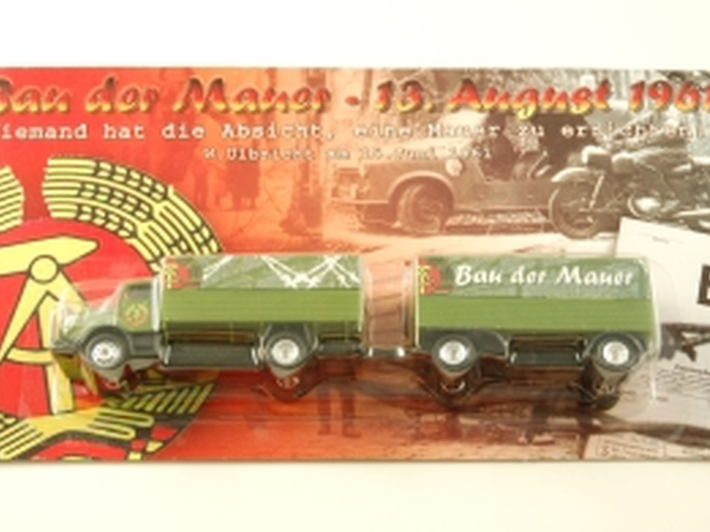 1999: Modell-Lastzug zum „Bau der Mauer“. Auf der Packung ist das legendäre Ulbricht-Zitat vom 15. Juni 1961 abgedruckt: „Niemand hat die Absicht eine Mauer zu errichten“.