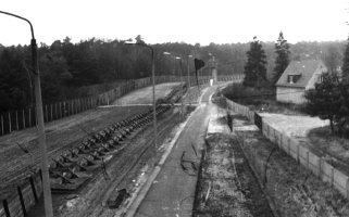Die Berliner Mauer: Grenzzäune und Panzersperren nahe Dreilinden, Aufnahme 1980er Jahre