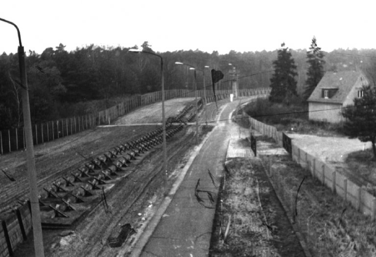 Die Berliner Mauer: Grenzzäune und Panzersperren nahe Dreilinden, Aufnahme 1980er Jahre