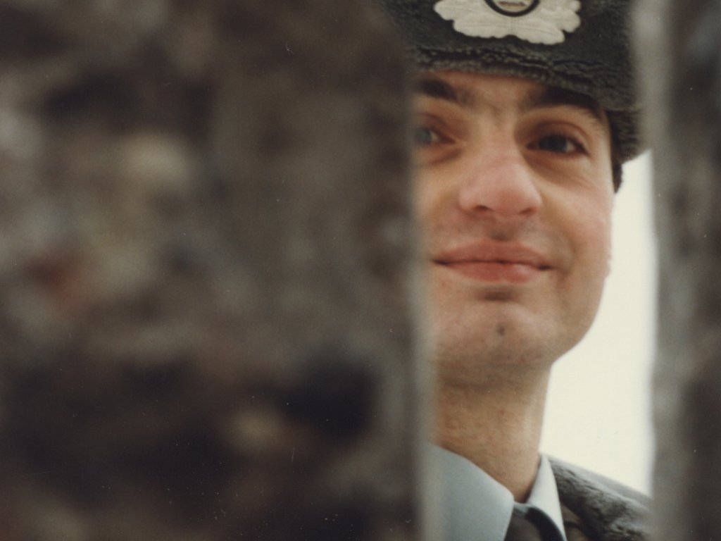 Nach der Aufhebung des Schießbefehls: Grenzer in Berlin