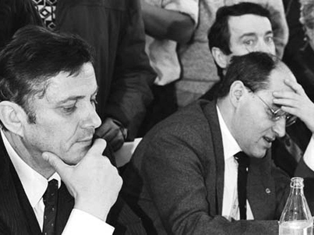 Konstituierende Sitzung des Zentralen Runden Tisches der DDR: Wolfgang Berghofer, SED (li.), Gregor Gysi, SED (mi.) und Wolfgang Schnur, Demokratischer Aufbruch (re.), 7. Dezember 1989