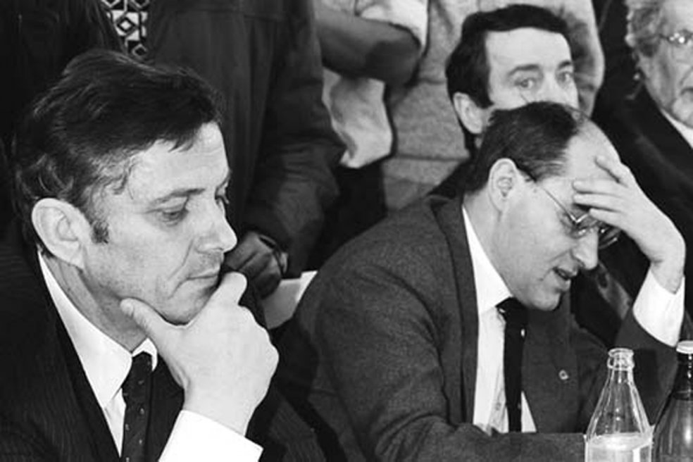 Konstituierende Sitzung des Zentralen Runden Tisches der DDR: Wolfgang Berghofer, SED (li.), Gregor Gysi, SED (mi.) und Wolfgang Schnur, Demokratischer Aufbruch (re.), 7. Dezember 1989