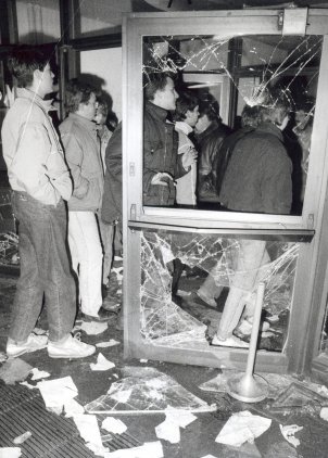 Demonstranten stürmen die Zentrale des Ministeriums für Staatssicherheit in Berlin-Lichtenberg, 15. Januar 1990.