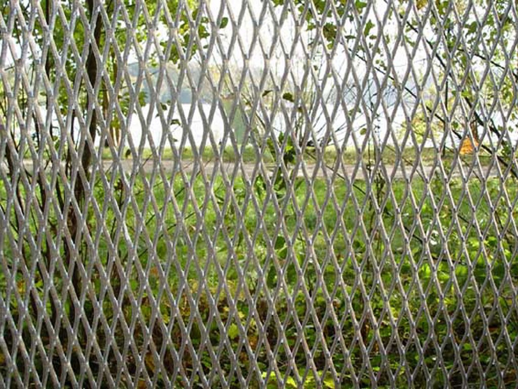 Der Streckmetallgitterzaun findet vielfältige Verwendung - hier als Gartenzaun (gesehen im Dezember 2005) Der Streckmetallgitterzaun findet vielfältige Verwendung - hier als Gartenzaun (gesehen im Dezember 2005)