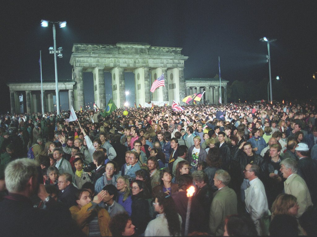 Rund eine Millionen Menschen feiern in Berlin - hier vor dem Brandenburger Tor - die Wiedervereinigung, 3. Oktober 1990. Rund eine Millionen Menschen feiern in Berlin - hier vor dem Brandenburger Tor - die Wiedervereinigung, 3. Oktober 1990.