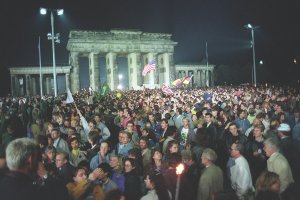 Rund eine Millionen Menschen feiern in Berlin - hier vor dem Brandenburger Tor - die Wiedervereinigung, 3. Oktober 1990.