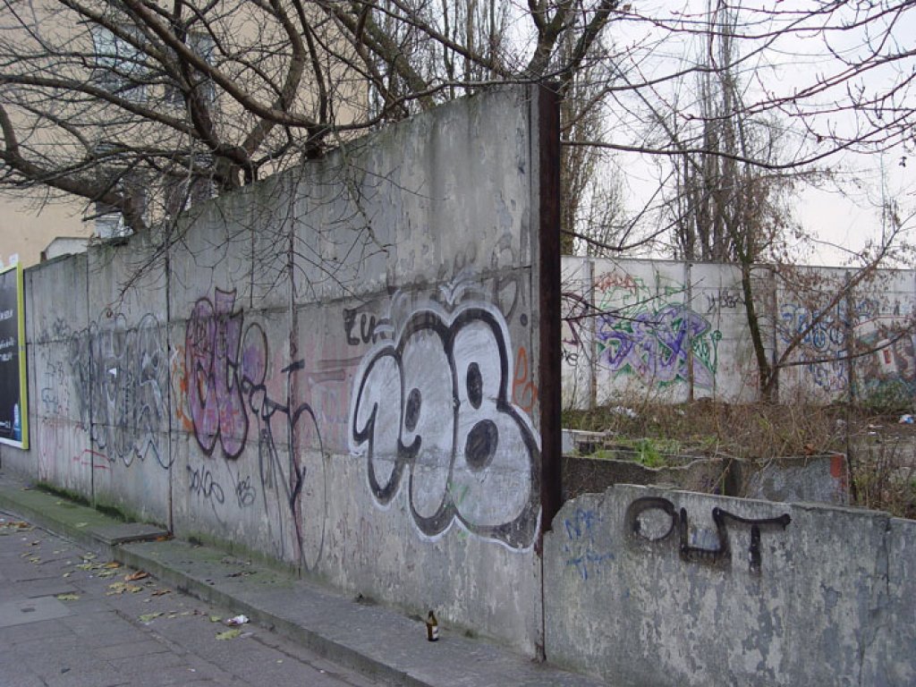 Hinterland-Mauerreste in der Nähe der Schillingbrücke in Berlin-Treptow