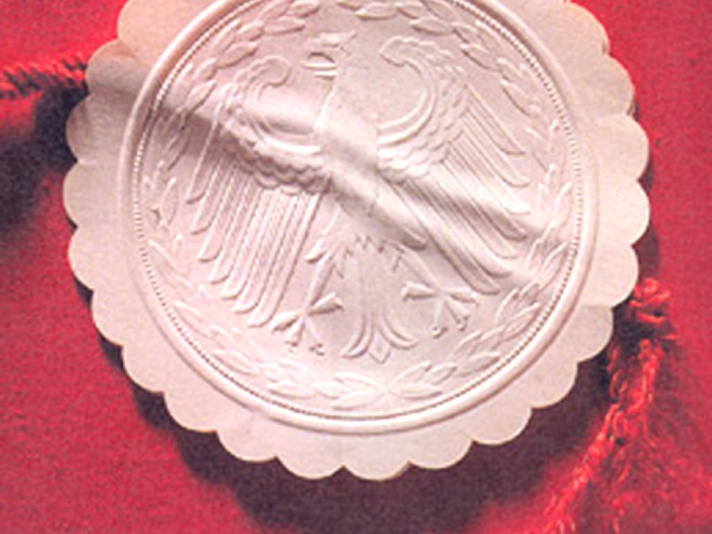 Besiegelt: Am 12. September 1990 wird der Zwei-plus-Vier-Vertrag in Moskau unterzeichnet. Besiegelt: Am 12. September 1990 wird der Zwei-plus-Vier-Vertrag in Moskau unterzeichnet.