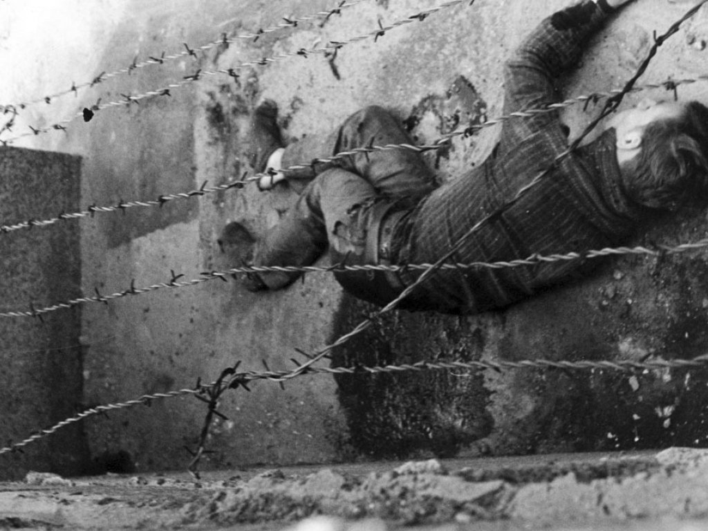 Peter Fechter verblutet auf dem Todesstreifen, 17. August 1962. Peter Fechter verblutet auf dem Todesstreifen, 17. August 1962.