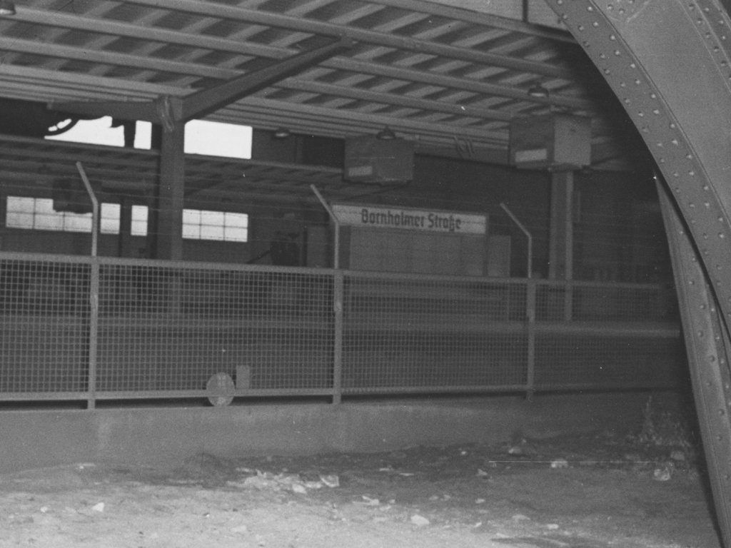 Der Gitterzaun ist die Grenze: Hans-Dieter Wesa befand sich bereits auf West-Berliner Gebiet, 23. August 1962.