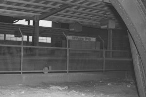 Der Gitterzaun ist die Grenze: Hans-Dieter Wesa befand sich bereits auf West-Berliner Gebiet, 23. August 1962.