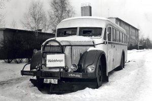 Der alte Bus steht im Schnee. An der Fahrzeugfront hängt ein Schild mit der Aufschrift Werkstattwagen. Durch die Frontscheibe sind die schützenden Platten zu erkennen, die nur über kleine Sichtlöcher verfügen.