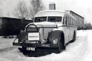 Ein Autobus als Fluchtfahrzeug, geparkt vor dem Notaufnahmelager Marienfelde in West-Berlin; Aufnahme 7. Februar 1963