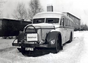 Der alte Bus steht im Schnee. An der Fahrzeugfront hängt ein Schild mit der Aufschrift Werkstattwagen. Durch die Frontscheibe sind die schützenden Platten zu erkennen, die nur über kleine Sichtlöcher verfügen.