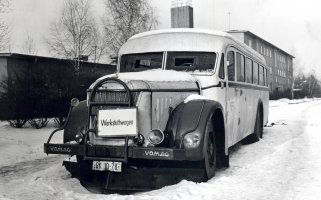 Der alte Bus steht im Schnee. An der Fahrzeugfront hängt ein Schild mit der Aufschrift Werkstattwagen. Durch die Frontscheibe sind die schützenden Platten zu erkennen, die nur über kleine Sichtlöcher verfügen.