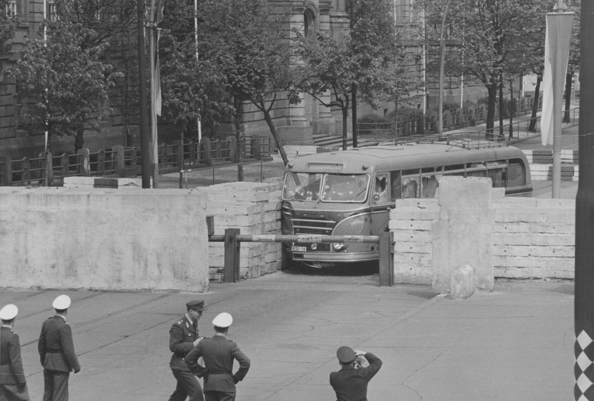 Eine Bus-Flucht scheitert am Grenz&uuml;bergang Invalidenstra&szlig;e im Kugelhagel, 12. Mai 1963