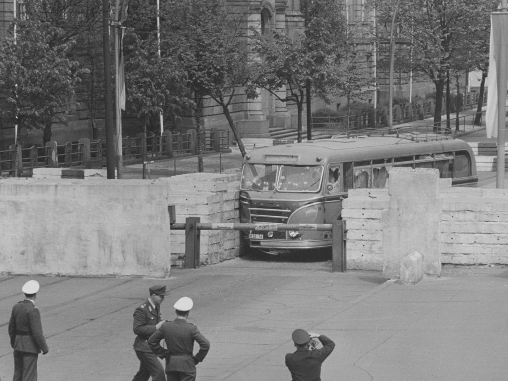 Eine Bus-Flucht scheitert am Grenzübergang Invalidenstraße im Kugelhagel, 12. Mai 1963