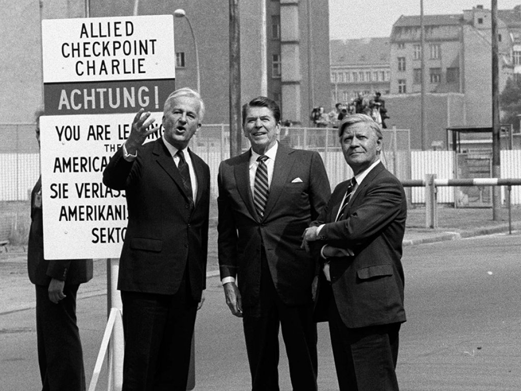 Ronald Reagan, Helmut Schmidt und Richard von Weizsäcker am Checkpoint Charlie, 1982