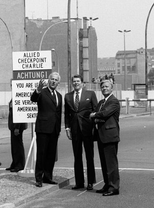 Ronald Reagan, Helmut Schmidt und Richard von Weizsäcker am Checkpoint Charlie, 1982