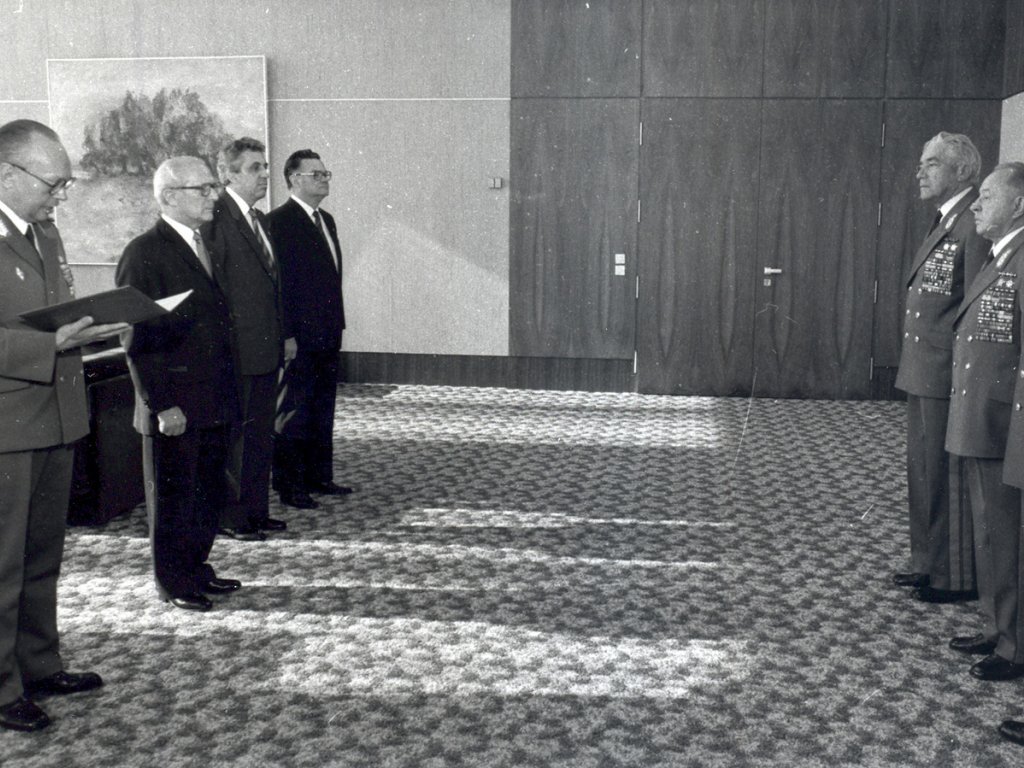 Ordensverleihung an Heinz Hoffmann und Erich Mielke. Beförderung von Friedrich Dickel zum Armeegeneral; Aufnahme 3. Oktober 1984 Ordensverleihung an Heinz Hoffmann und Erich Mielke. Beförderung von Friedrich Dickel zum Armeegeneral; Aufnahme 3. Oktober 1984