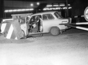 Ein Sperrschlagbaum als nicht überwindbares Hindernis: Gescheiterte Flucht mit einem PKW Marke „Trabant“ am Grenzübergang Staaken, 2. Juni 1984