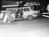 Ein Sperrschlagbaum als nicht überwindbares Hindernis: Gescheiterte Flucht mit einem PKW Marke „Trabant“ am Grenzübergang Staaken, 2. Juni 1984