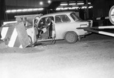 Ein Sperrschlagbaum als nicht überwindbares Hindernis: Gescheiterte Flucht mit einem PKW Marke „Trabant“ am Grenzübergang Staaken, 2. Juni 1984