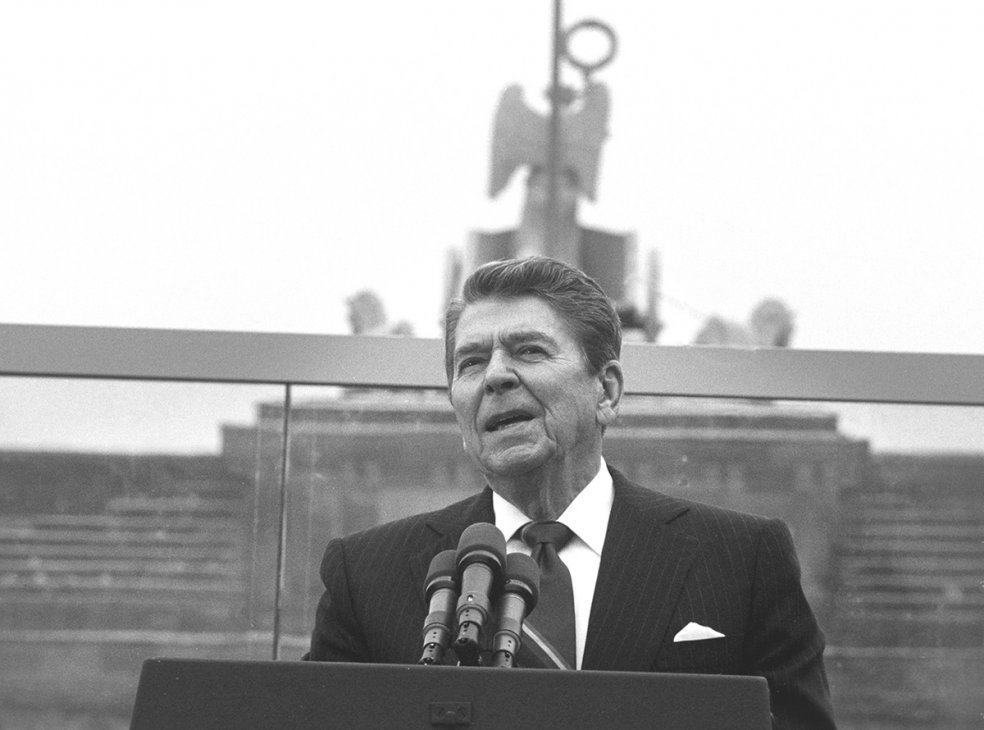 Ronald Reagan am Rednerpult, im Hintergrund ist die Rückseite der Quadriga zu erkennen.