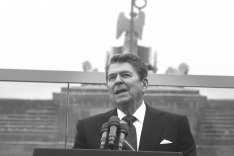 Ronald Reagan am Rednerpult, im Hintergrund ist die Rückseite der Quadriga zu erkennen.