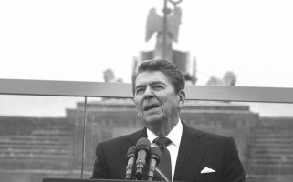 Ronald Reagan am Rednerpult, im Hintergrund ist die Rückseite der Quadriga zu erkennen.