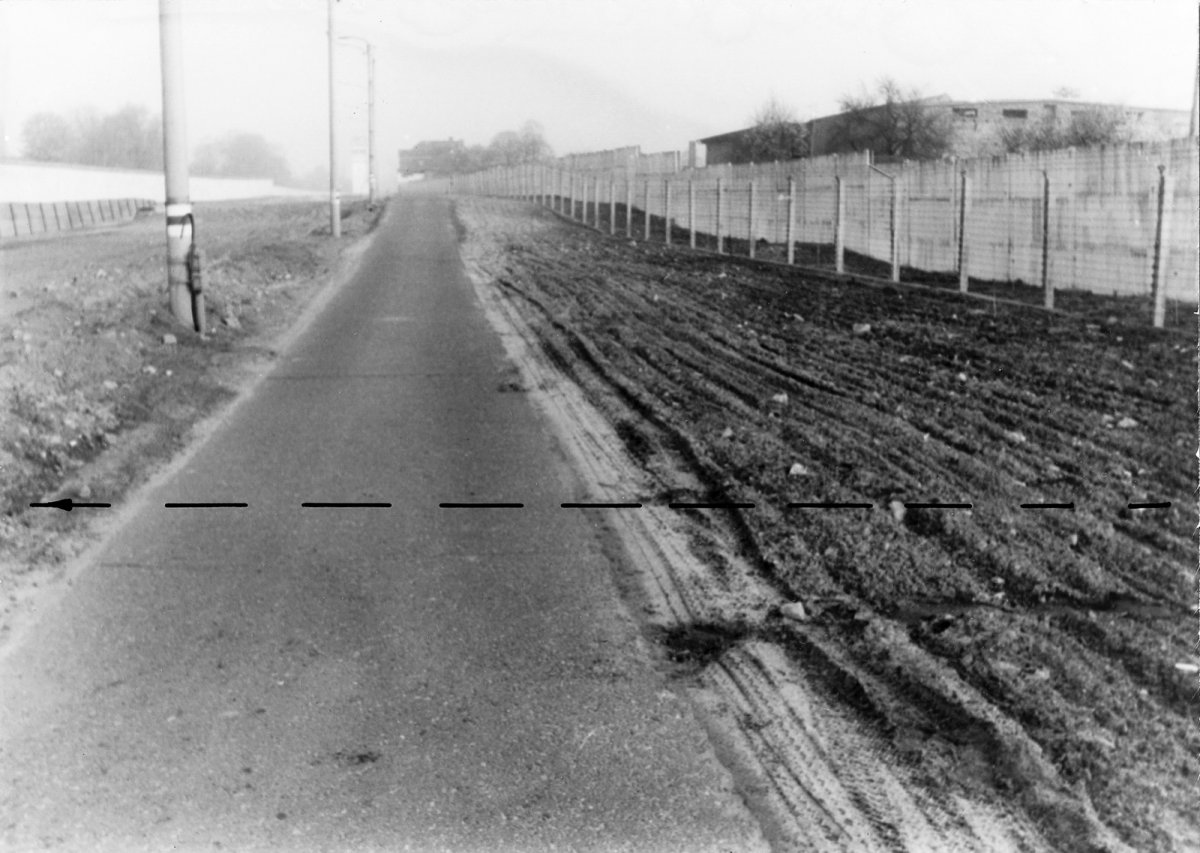 18 Schüsse feuern die Grenzsoldaten auf den 31-Jährigen ab, trotzdem gelingt ihm mithilfe einer Leiter die Flucht von Berlin-Treptow nach Berlin-Neukölln, 19. April 1988 18 Schüsse feuern die Grenzsoldaten auf den 31-Jährigen ab, trotzdem gelingt ihm mithilfe einer Leiter die Flucht von Berlin-Treptow nach Berlin-Neukölln, 19. April 1988