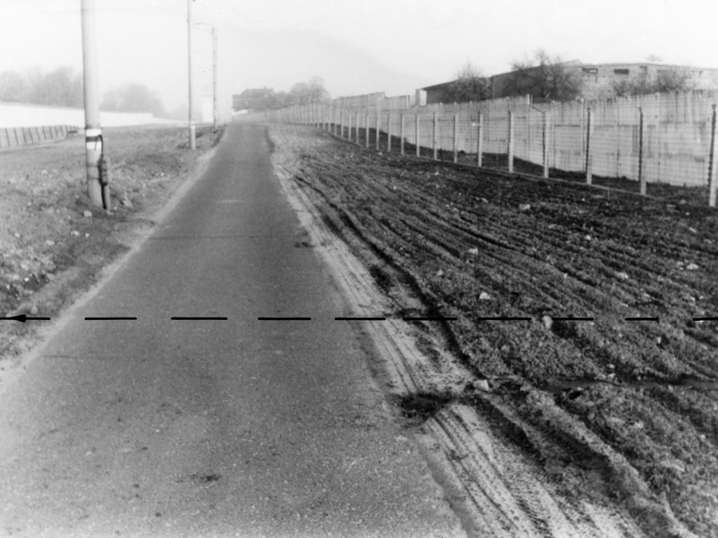 18 Schüsse feuern die Grenzsoldaten auf den 31-Jährigen ab, trotzdem gelingt ihm mithilfe einer Leiter die Flucht von Berlin-Treptow nach Berlin-Neukölln, 19. April 1988