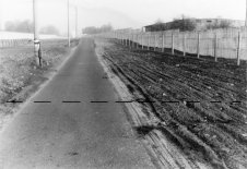 18 Schüsse feuern die Grenzsoldaten auf den 31-Jährigen ab, trotzdem gelingt ihm mithilfe einer Leiter die Flucht von Berlin-Treptow nach Berlin-Neukölln, 19. April 1988