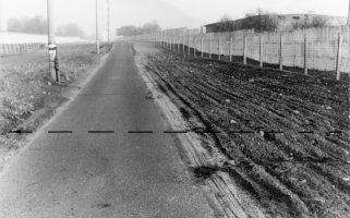 18 Schüsse feuern die Grenzsoldaten auf den 31-Jährigen ab, trotzdem gelingt ihm mithilfe einer Leiter die Flucht von Berlin-Treptow nach Berlin-Neukölln, 19. April 1988
