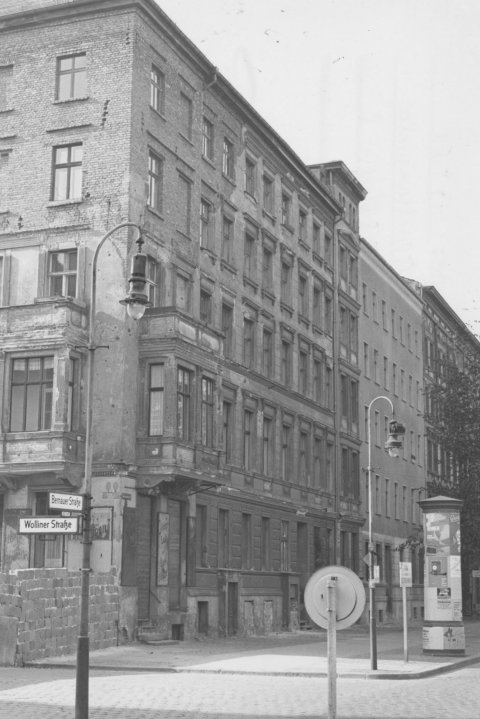 Bernd Lünser springt am 4. Oktober 1961 vom Dach dieses Hauses in der Bernauer Straße 44 in den Tod: Er verfehlt das Sprungtuch der West-Berliner Feuerwehr.