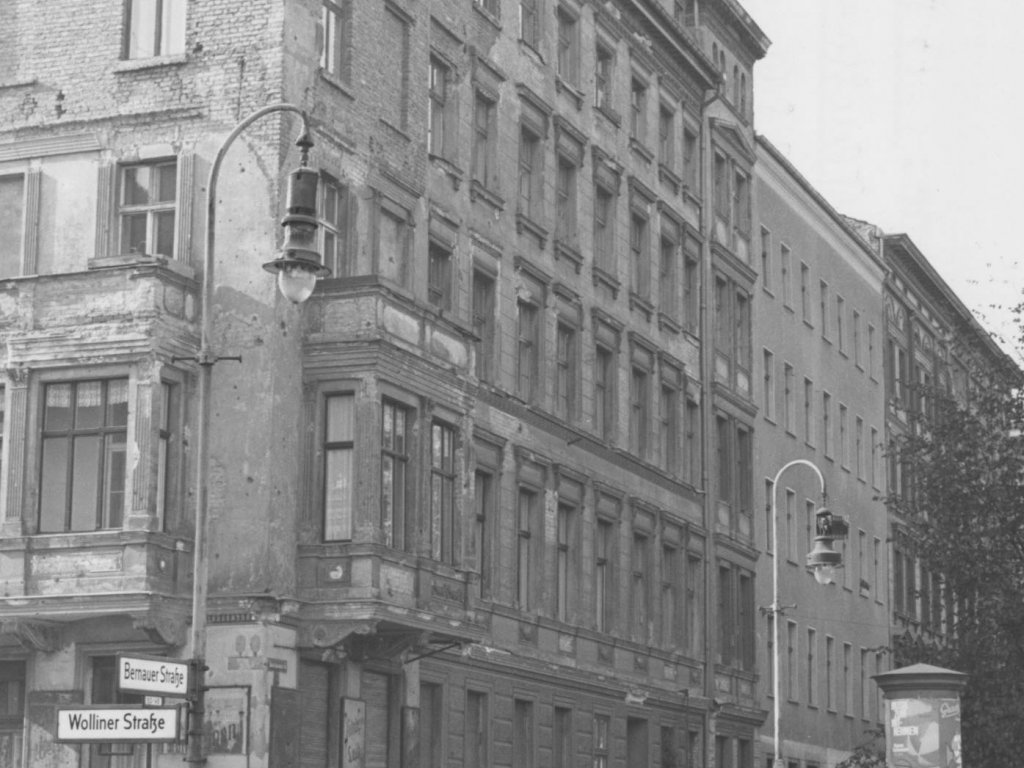 Bernd Lünser springt am 4. Oktober 1961 vom Dach dieses Hauses in der Bernauer Straße 44 in den Tod: Er verfehlt das Sprungtuch der West-Berliner Feuerwehr.