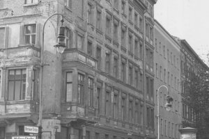 Bernd Lünser springt am 4. Oktober 1961 vom Dach dieses Hauses in der Bernauer Straße 44 in den Tod: Er verfehlt das Sprungtuch der West-Berliner Feuerwehr.