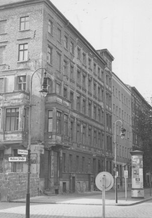 Bernd Lünser springt am 4. Oktober 1961 vom Dach dieses Hauses in der Bernauer Straße 44 in den Tod: Er verfehlt das Sprungtuch der West-Berliner Feuerwehr.