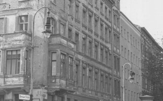 Bernd Lünser springt am 4. Oktober 1961 vom Dach dieses Hauses in der Bernauer Straße 44 in den Tod: Er verfehlt das Sprungtuch der West-Berliner Feuerwehr.