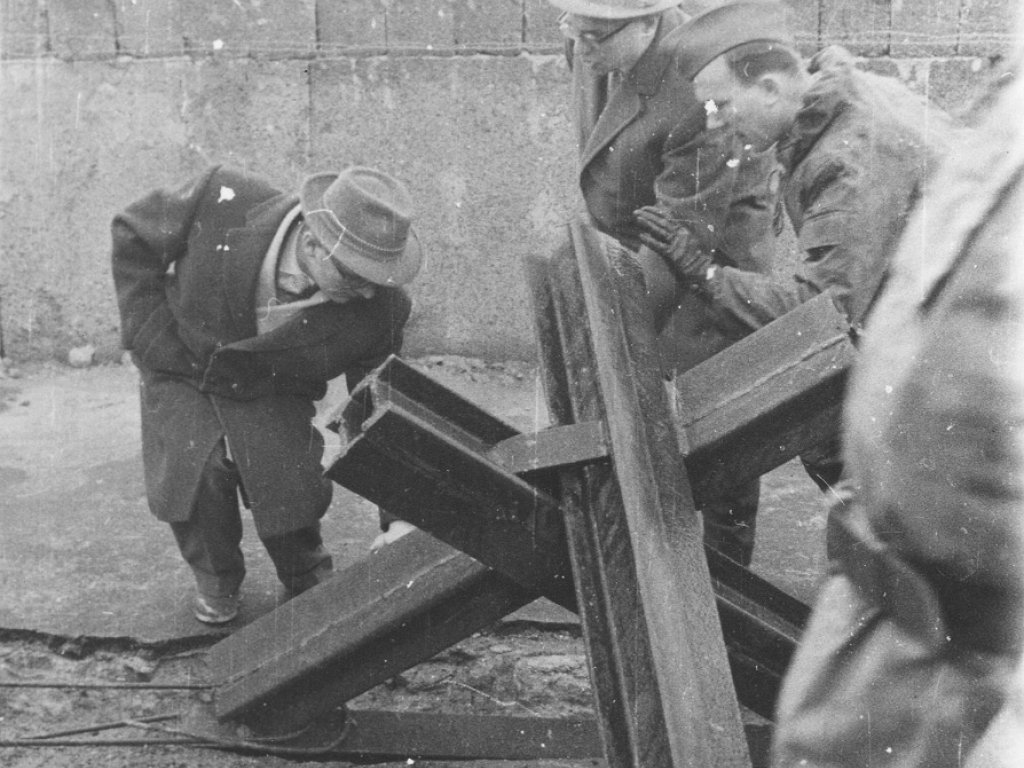 Erich Honecker überzeugt sich von der Stärke der Panzersperren an der Berliner Sektorengrenze, Ende November 1961.