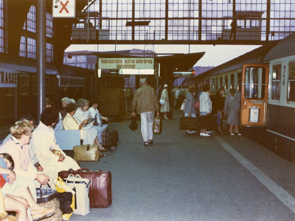 Der Fernbahnsteig: Weiße Kontrollinie nicht vor Aufforderung überschreiten! - Kontrollgang über der Bahnhofsausfahrt mit Grenzposten (Grenzübergang Bahnhof Friedrichstraße)