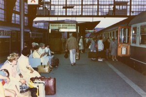 Der Fernbahnsteig: Weiße Kontrollinie nicht vor Aufforderung überschreiten! - Kontrollgang über der Bahnhofsausfahrt mit Grenzposten (Grenzübergang Bahnhof Friedrichstraße)