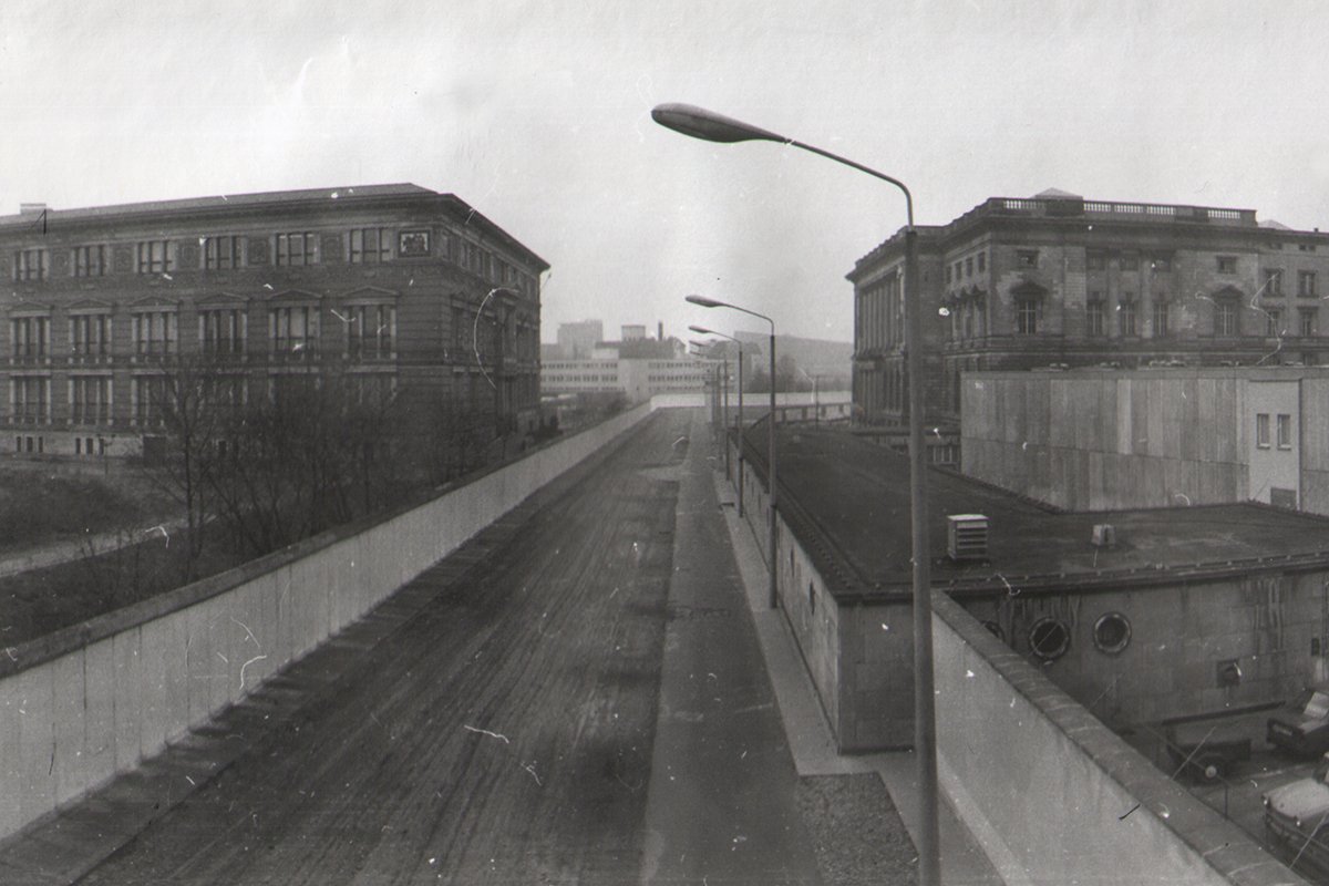 Gropiusbau und Preußischer Landtag (heute: Berliner Abgeordnetenhaus), Aufnahme 1980er Jahre Gropiusbau (links) und Preußischer Landtag (rechts, heute: Berliner Abgeordnetenhaus), Aufnahme 1980er Jahre