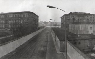 Gropius Bau (links) und Preußischer Landtag (rechts, heute: Berliner Abgeordnetenhaus), Aufnahme 1980er Jahre