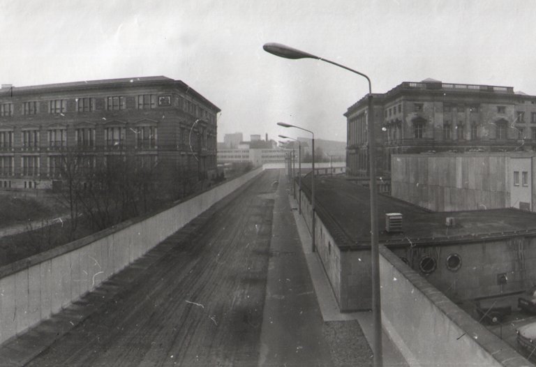 Gropius Bau (links) und Preußischer Landtag (rechts, heute: Berliner Abgeordnetenhaus), Aufnahme 1980er Jahre