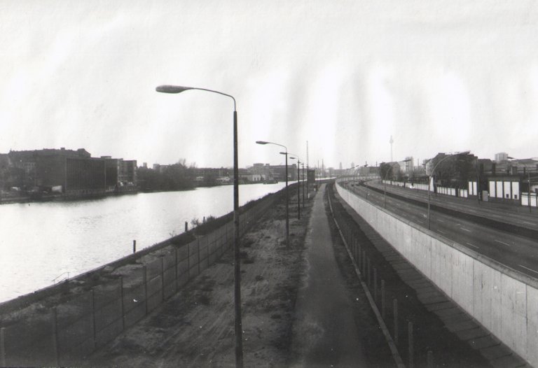 Zwischen Spree und Mühlenstraße (Westseite der „East Side Gallery“), Aufnahme 1980er Jahre