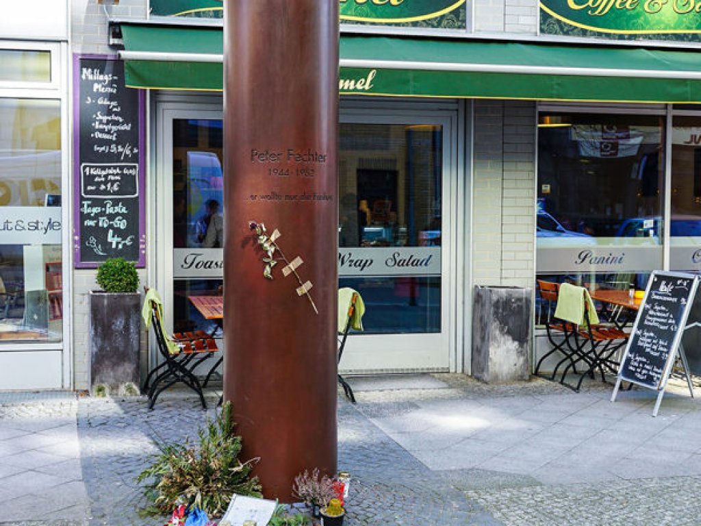 Gedenksäule für Peter Fechter in der Zimmerstraße unweit des Checkpoint Charlie; der 18-jährige Maurer wurde am 17. August 1962 bei einem Fluchtversuch angeschossen und verblutete im Todesstreifen; Aufnahme 2015
