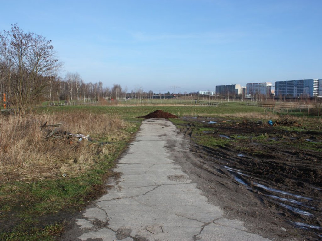 Kolonnenweg der DDR-Grenzanlagen nördlich der Waltersdorfer Chaussee in Berlin-Schönefeld; Aufnahme 2015