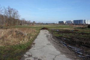 Kolonnenweg der DDR-Grenzanlagen nördlich der Waltersdorfer Chaussee in Berlin-Schönefeld; Aufnahme 2015