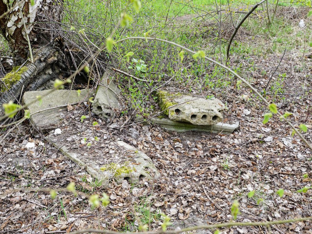 Kabelschacht-Betonreste im Todesstreifen südlich des Friedhofs Pankow VII in Wilhelmsruh; Aufnahme 2015